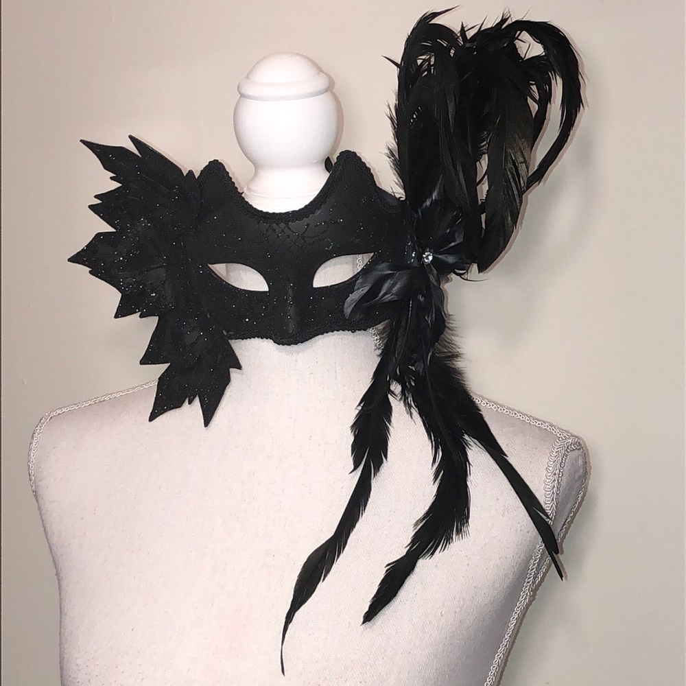 Black Feathered Masquerade Eye Mask - Elegant Women's Costume Accessory
